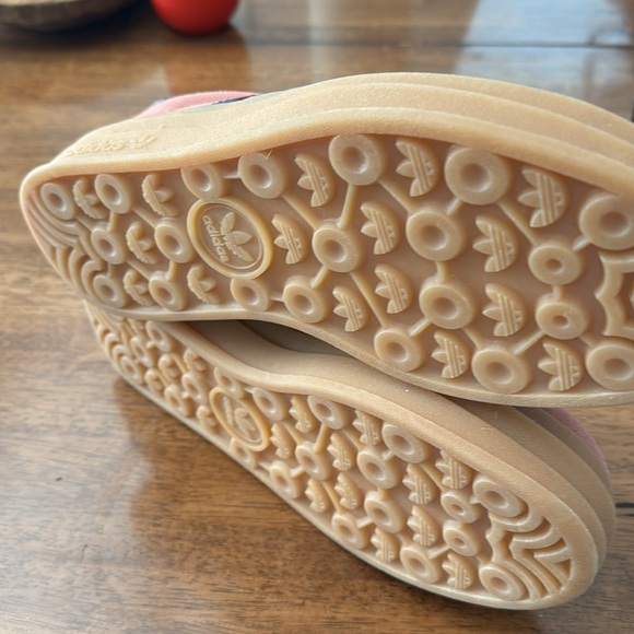 Sneakers - Picture 4 of 4